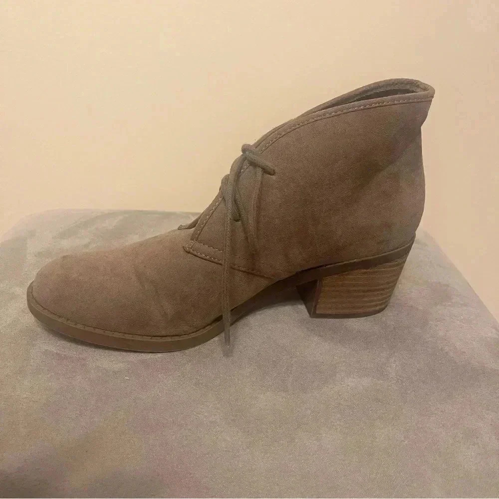 CARLOS SANTANA GRAHAM LACE UP FAUX SUEDE TAUPE BOOTIES SIZE 8M - Picture 10 of 11